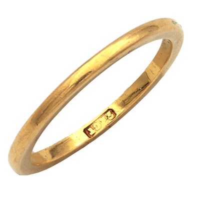 Lot 229 - A 22CT YELLOW GOLD BAND RING