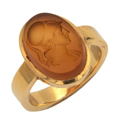 Lot 374 - AN 18CT YELLOW GOLD CARNELIAN INTAGLIO RING