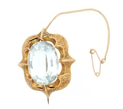 Lot 267 - A GEORGIAN STYLE GOLD AND AQUAMARINE BROOCH WITH ENGRAVED MOUNT