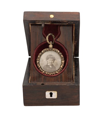Lot 290 - A VICTORIAN ROLLED GOLD CIRCULAR PHOTOGRAPH LOCKET PENDANT