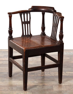 Lot 1475 - AN 18TH CENTURY OAK CORNER CHAIR WITH PIERCED SPLATS