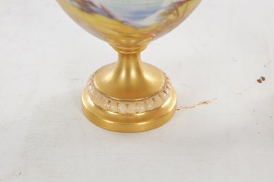 Lot 55 - A FINE PAIR OF EARLY 20TH CENTURY ROYAL WORCESTER PORCELAIN TWIN-HANDLED CABINET VASES BY JOHNSON