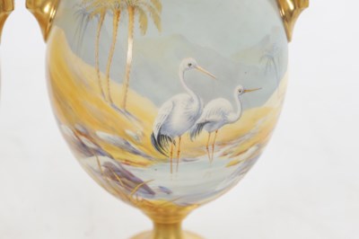 Lot 55 - A FINE PAIR OF EARLY 20TH CENTURY ROYAL WORCESTER PORCELAIN TWIN-HANDLED CABINET VASES BY JOHNSON