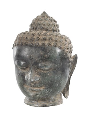 Lot 607 - A CAST BRONZE BUDDHA HEAD