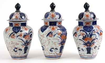 Lot 81 - A SET OF THREE 19TH CENTURY IMARI OCTAGONAL...