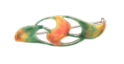 Lot 338 - AN EARLY 20TH CENTURY ENGLISH ARTS AND CRAFTS SILVER AND ENAMEL BROOCH