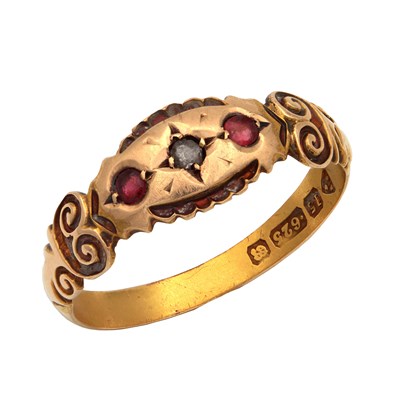 Lot 356 - AN EDWARDIAN ENGLISH 15CT YELLOW GOLD DIAMOND AND RUBY RING