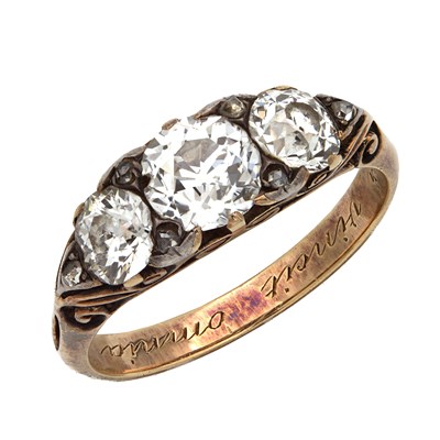 Lot 373 - AN 18CT YELLOW GOLD AND DIAMOND THREE-STONE RING WITH ENGRAVED INSCRIPTION