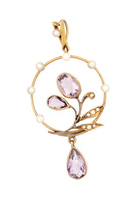 Lot 291 - AN EDWARDIAN 14CT YELLOW GOLD AMETHYST AND SEED PEARL PENDANT
