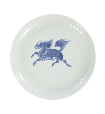 Lot 428 - A LATE 19TH / EARLY 20TH CENTURY CHINESE BLUE AND WHITE KANGXI PORCELAIN DISH