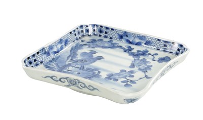 Lot 467 - A 20TH CENTURY CHINESE BLUE AND WHITE PORCELAIN SQUARE DISH