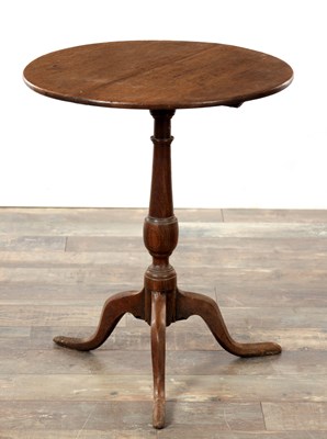 Lot 1404 - A GEORGE III OAK OCCASIONAL TABLE