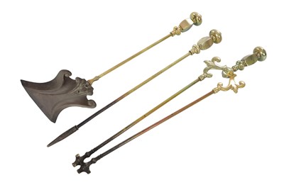 Lot 907 - A SET OF THREE BRASS AND STEEL FIRE IRONS WITH BALUSTER KNOP FINIALS