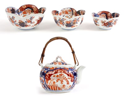 Lot 82 - A SET OF THREE 19th CENTURY IMARI GRADUATED...