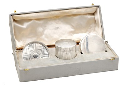 Lot 129 - AN EARLY 20TH CENTURY FRENCH SILVER AND SILVER GILT HERMES SMOKERS SET
