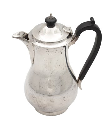 Lot 99 - AN EARLY 20TH CENTURY SILVER TEA POT