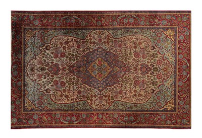 Lot 1044 - A GOOD ANTIQUE PERSIAN RUG