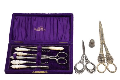 Lot 200 - A PAIR OF GEORGIAN SILVER GILT GRAPE SCISSORS AND OTHER ITEMS