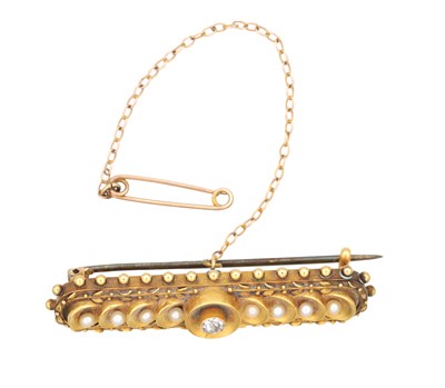 Lot 250 - A VICTORIAN 14CT YELLOW GOLD PEARL AND DIAMOND BAR BROOCH