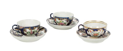 Lot 50 - A SET OF THREE 18TH CENTURY WORCESTER CUPS AND SAUCERS