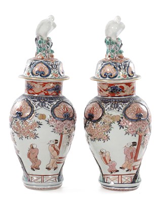 Lot 502 - A PAIR OF LATE 18TH CENTURY JAPANESE IMARI PORCELAIN VASES AND COVERS