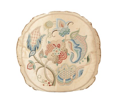 Lot 1031 - AN 18TH CENTURY TAPESTRY WORK CUSHION