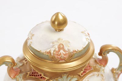 Lot 68 - HARRY DAVIS (BRITISH, 1885–1970) AN EARLY 20TH CENTURY ROYAL WORCESTER HAND-PAINTED PORCELAIN POT POURRI VASE AND COVER