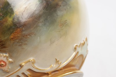 Lot 68 - HARRY DAVIS (BRITISH, 1885–1970) AN EARLY 20TH CENTURY ROYAL WORCESTER HAND-PAINTED PORCELAIN POT POURRI VASE AND COVER