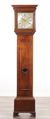 Lot 1319 - THOMAS KILGOUR, INVERNESS AN EARLY 18TH CENTURY OAK EIGHT DAY LONGCASE CLOCK WITH 12 INCH BRASS DIAL
