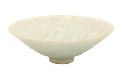 Lot 570 - A CHINESE CELADON CRACKLE-GLAZED PORCELAIN BOWL