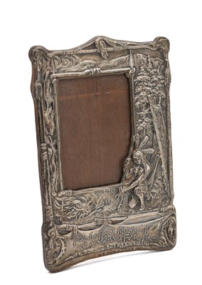 Lot 91 - AN EARLY 20TH CENTURY ART NOUVEAU SILVER PICTURE FRAME