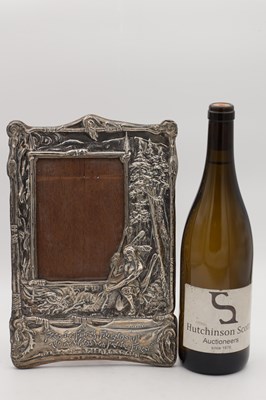 Lot 91 - AN EARLY 20TH CENTURY ART NOUVEAU SILVER PICTURE FRAME