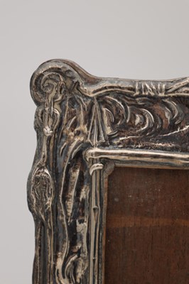 Lot 91 - AN EARLY 20TH CENTURY ART NOUVEAU SILVER PICTURE FRAME