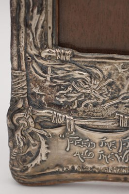 Lot 91 - AN EARLY 20TH CENTURY ART NOUVEAU SILVER PICTURE FRAME