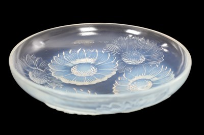 Lot 566 - RENE LALIQUE AN OPALESCENT BLUE STAINED GLASS 'VERNON' DISH