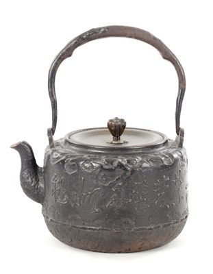 Lot 517 - A 19TH CENTURY JAPANESE CAST IRON TETSUBIN TEAPOT WITH BRONZE LID