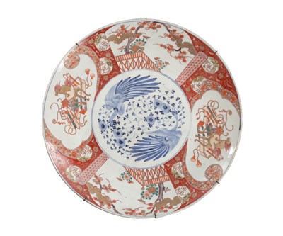 Lot 559 - A 19TH CENTURY JAPANESE IMARI PORCELAIN CHARGER