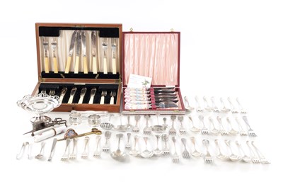 Lot 124 - A COLLECTION OF 19TH/20TH CENTURY SILVER-PLATED FLATWARE AND OTHER ITEMS