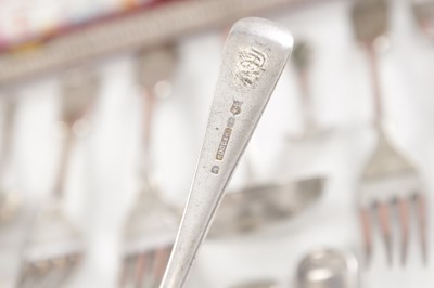 Lot 124 - A COLLECTION OF 19TH/20TH CENTURY SILVER-PLATED FLATWARE AND OTHER ITEMS