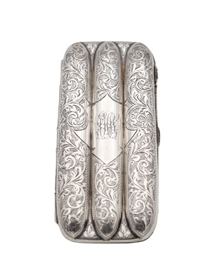 Lot 165 - AN EDWARDIAN ENGLISH SILVER SCROLL-ENGRAVED CIGAR CASE