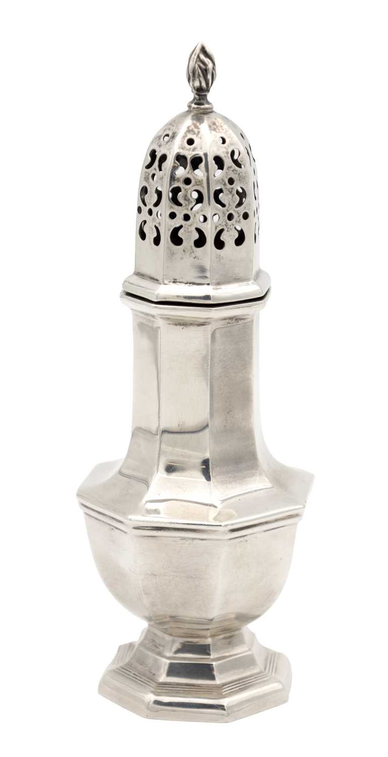 Lot 101 - AN EARLY 20TH CENTURY ENGLISH SILVER SUGAR CASTER WITH PIERCED DOMED COVER