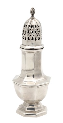 Lot 101 - AN EARLY 20TH CENTURY ENGLISH SILVER SUGAR CASTER WITH PIERCED DOMED COVER