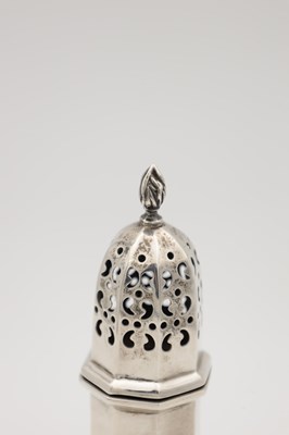 Lot 101 - AN EARLY 20TH CENTURY ENGLISH SILVER SUGAR CASTER WITH PIERCED DOMED COVER