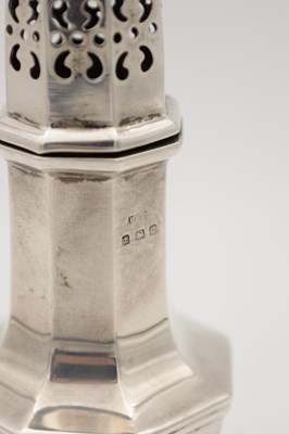 Lot 101 - AN EARLY 20TH CENTURY ENGLISH SILVER SUGAR CASTER WITH PIERCED DOMED COVER