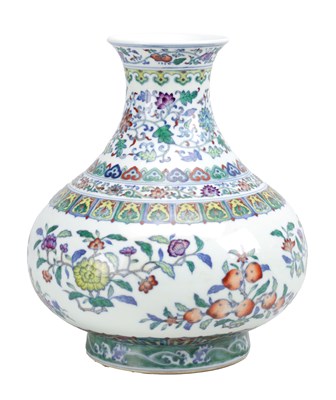 Lot 532 - A CHINESE REPUBLIC PERIOD FAMILLE ROSE PORCELAIN VASE