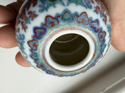 Lot 472 - A 20TH CENTURY CHINESE ENAMELLED PORCELAIN WATER POT