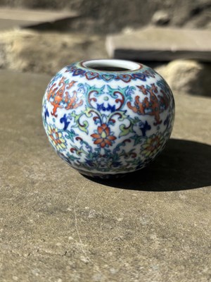 Lot 472 - A 20TH CENTURY CHINESE ENAMELLED PORCELAIN WATER POT
