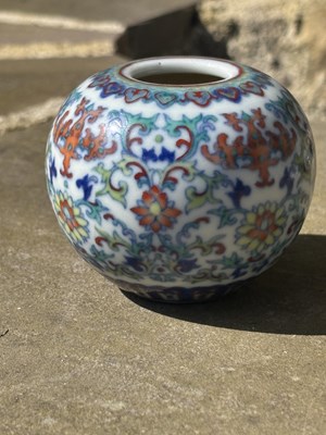 Lot 472 - A 20TH CENTURY CHINESE ENAMELLED PORCELAIN WATER POT