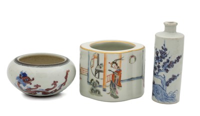 Lot 516 - A COLLECTION OF THREE LATE 19TH TO EARLY 20TH CENTURY CHINESE PORCELAIN MINIATURE VESSELS