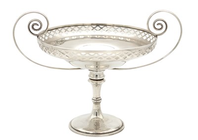 Lot 188 - AN EARLY 20TH CENTURY ENGLISH SILVER CENTREPIECE